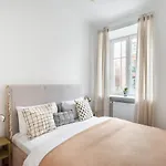 Solec Mystical Riverside Apartment